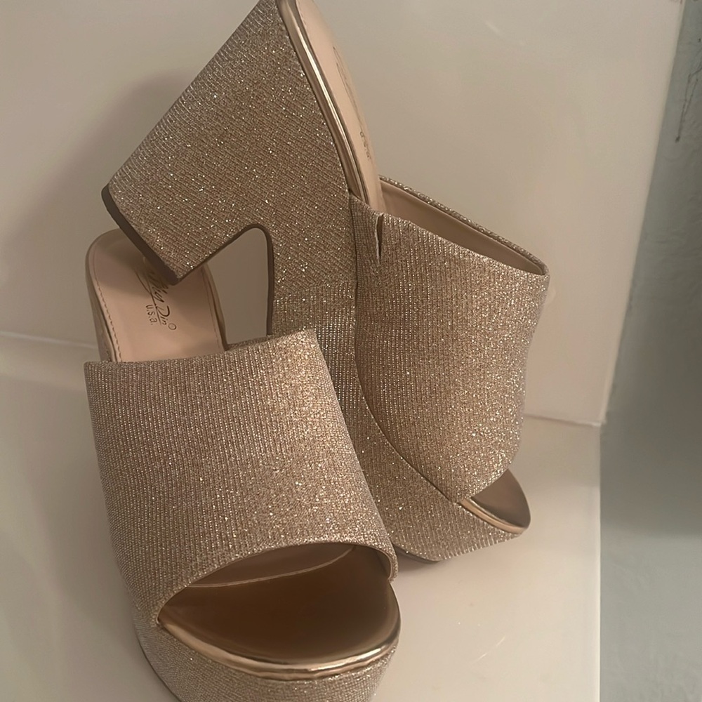 Stunning NEW size 9 champagne platforms